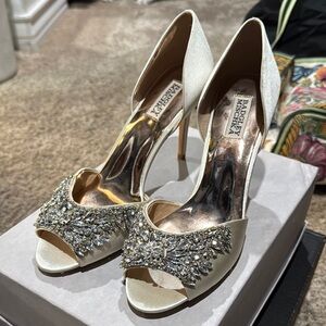 Badgley Mischka Women's Elegant Cream Heels